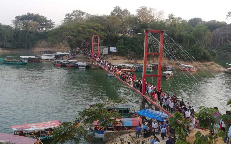 পর্যটক মুখর পার্বত্য জনপদ