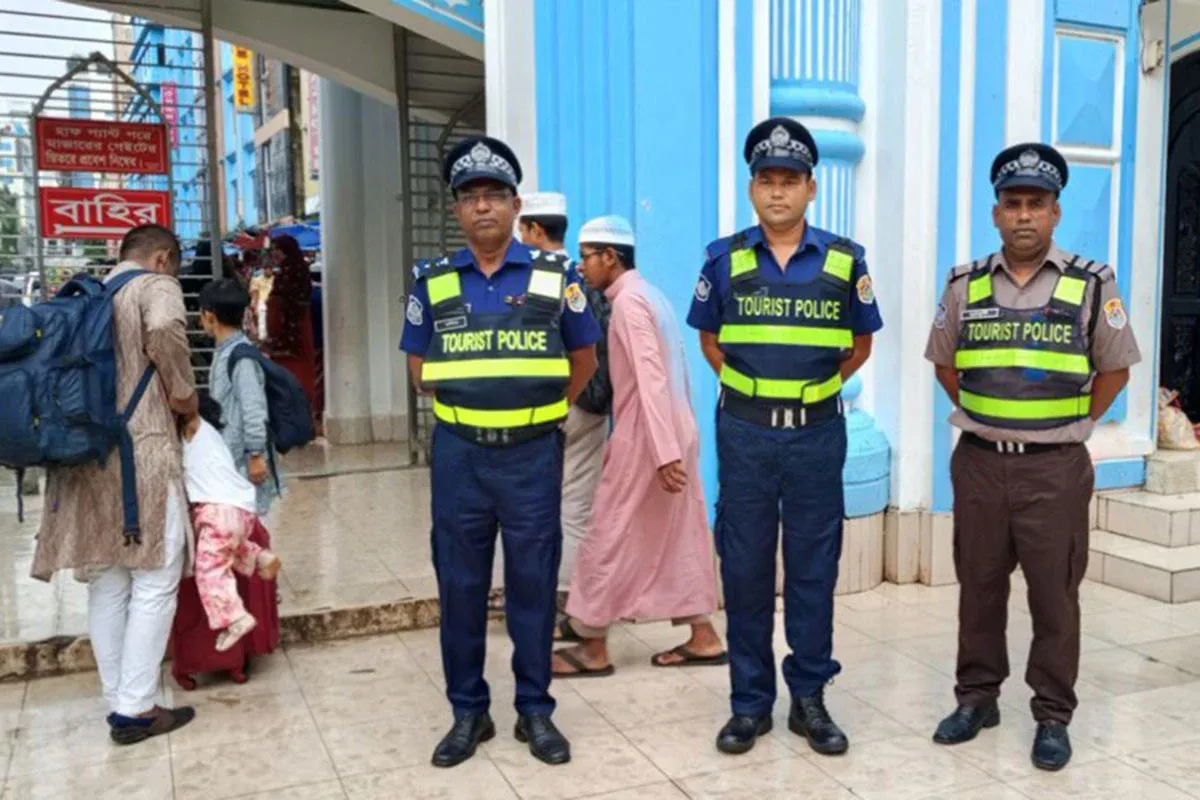 শাহজালাল (রহ.) মাজারে পর্যটকদের নিরাপত্তায় ট্যুরিস্ট পুলিশ