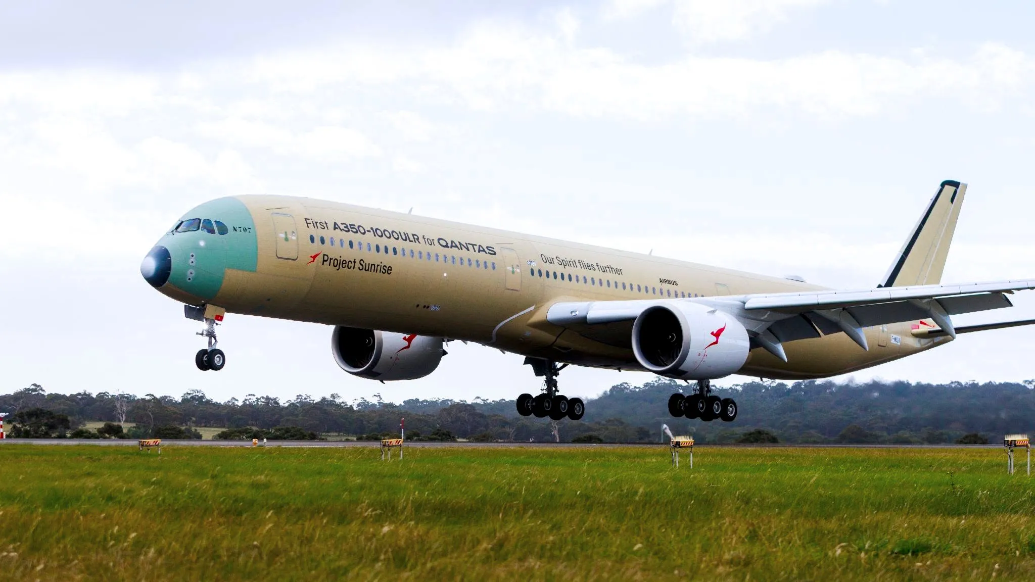 Qantas nears nonstop Sydney-London flights after 19-hour test flight