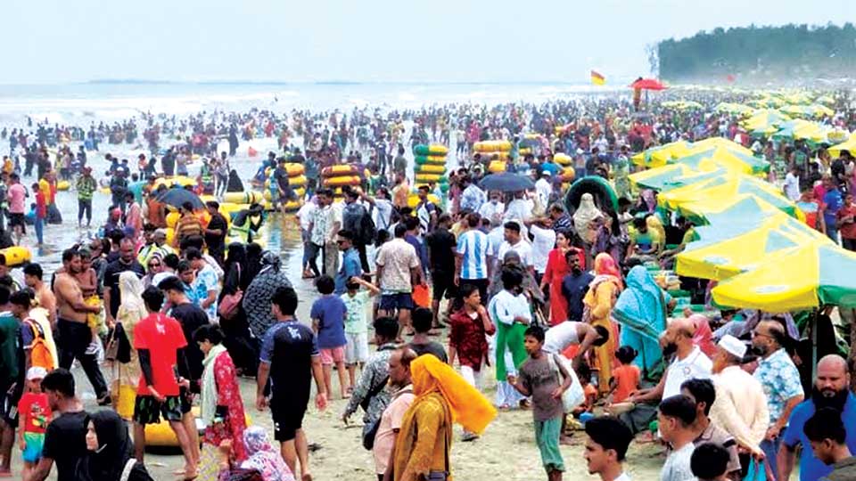 Eight lac tourists visit Cox's Bazar during Eid holidays