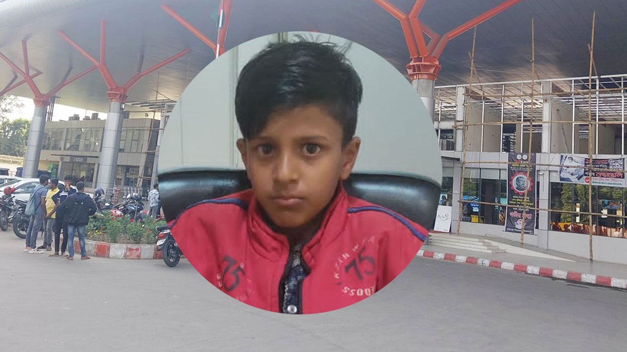 সৈয়দপুর বিমানবন্দরে ঢুকে পড়া সেই শিশুকে পরিবারের কাছে হস্তান্তর