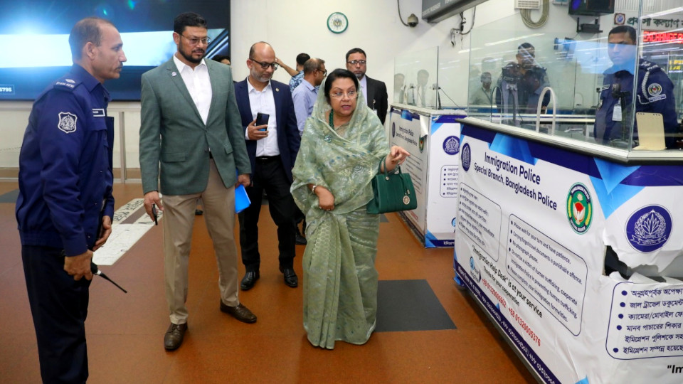 Aviation minister calls for improved passenger services during airport visit
