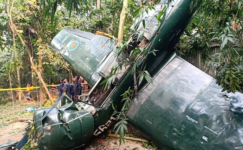 বগুড়ায় দুর্ঘটনায় বিমান বাহিনীর প্রশিক্ষণ বিমান