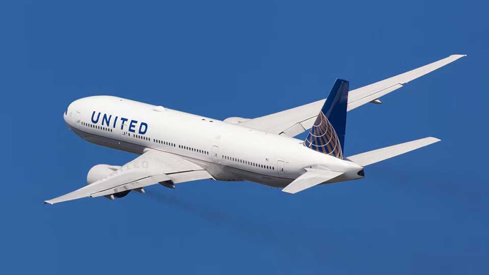 United airlines hikes lounge and card fees