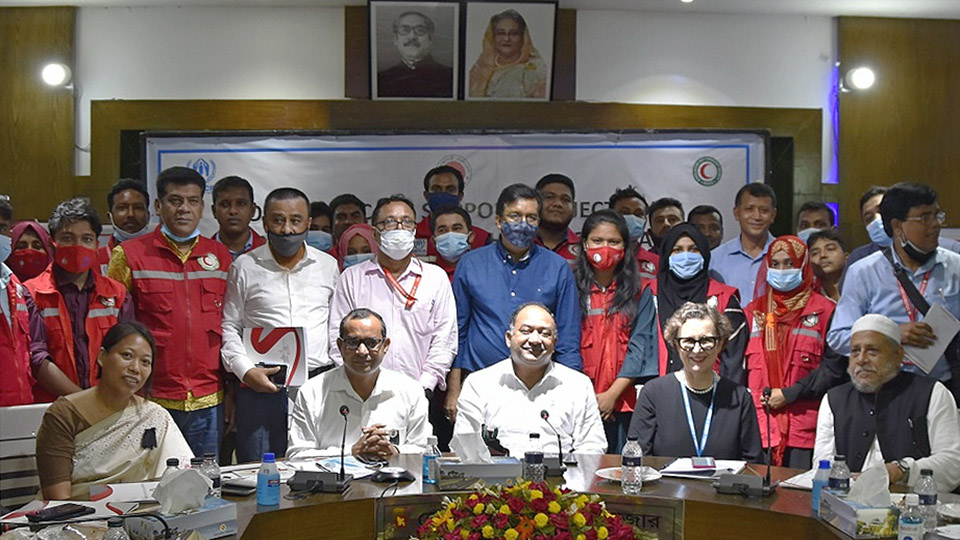 বিকাশে ইউএনএইচসিআর-এর আর্থিক সহায়তা পেলো কক্সবাজারের স্থানীয় অধিবাসীরা