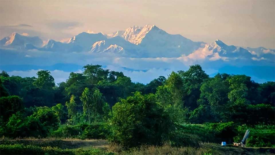 পর্যটকদের দৃষ্টি কাড়ছে কাঞ্চনজঙ্ঘা