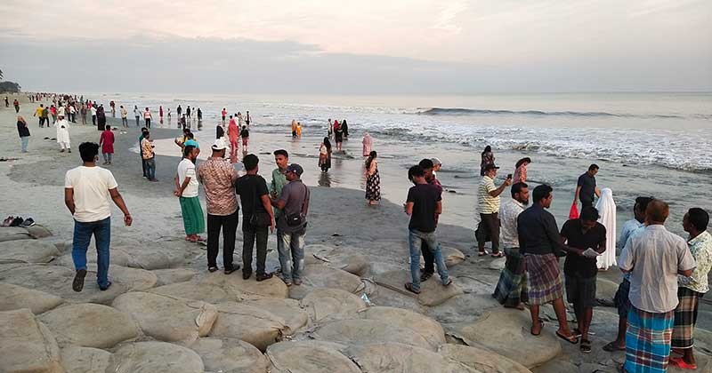 মোখা দেখতে 'কুয়াকাটা সৈকতে পর্যটকের ভিড়