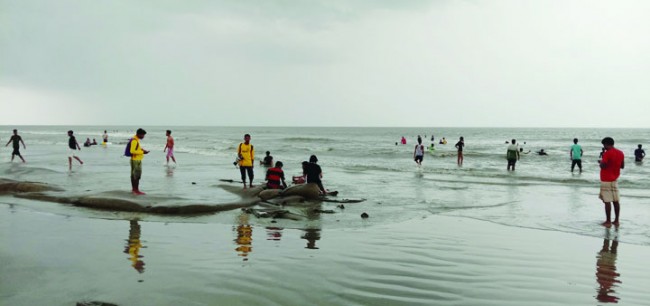 কুয়াকাটা সৈকতে হয়রানিতে পর্যটক