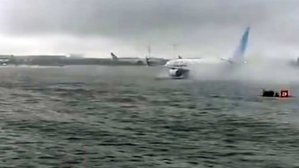 আমিরাতে বন্যা বাংলাদেশ থেকে ৯ ফ্লাইট বাতিল