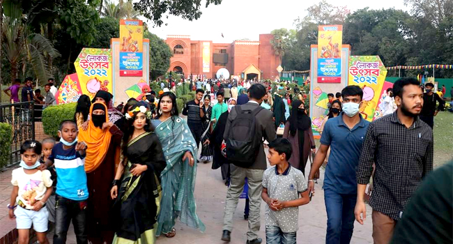 জমে উঠেছে সোনারগাঁওয়ের কারুশিল্প মেলা ও লোকজ উৎসব