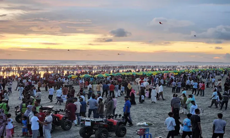 সৈকতে পর্যটকের ঢল
