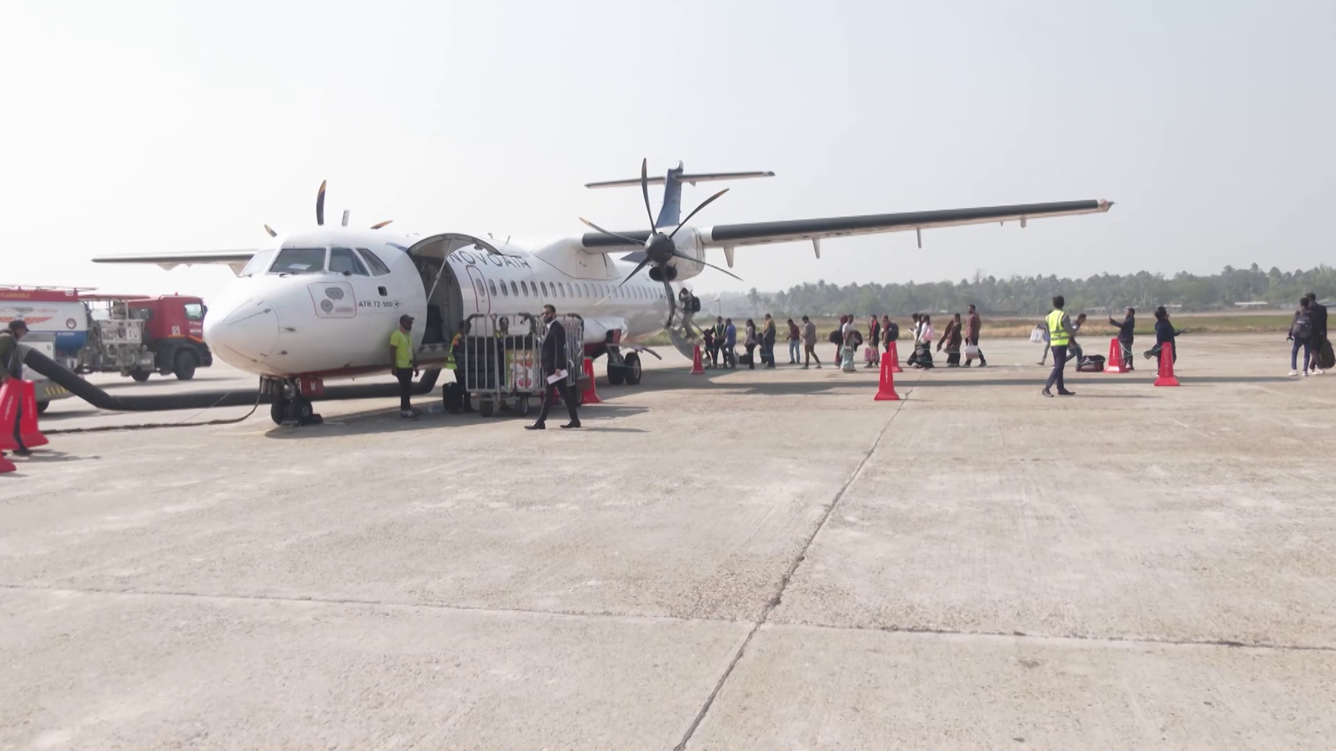 ঈদযাত্রায় আকাশপথে বাড়ি ফেরার ভিড় জমেছে