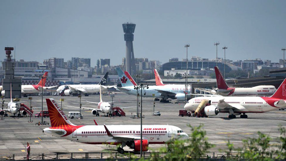 India suspends int’l flight resumption over Omicron concerns