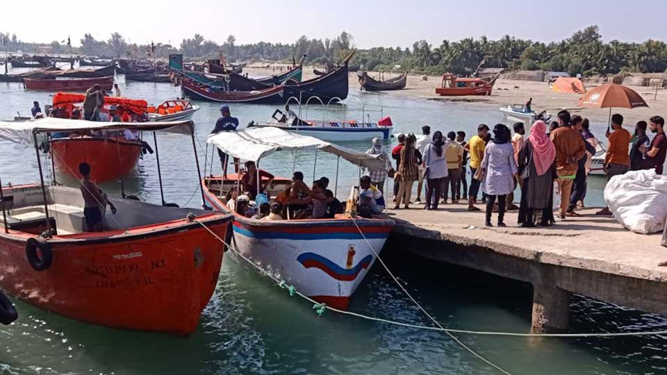ধ্বংসের পথে ছেঁড়া দ্বীপের প্রবাল