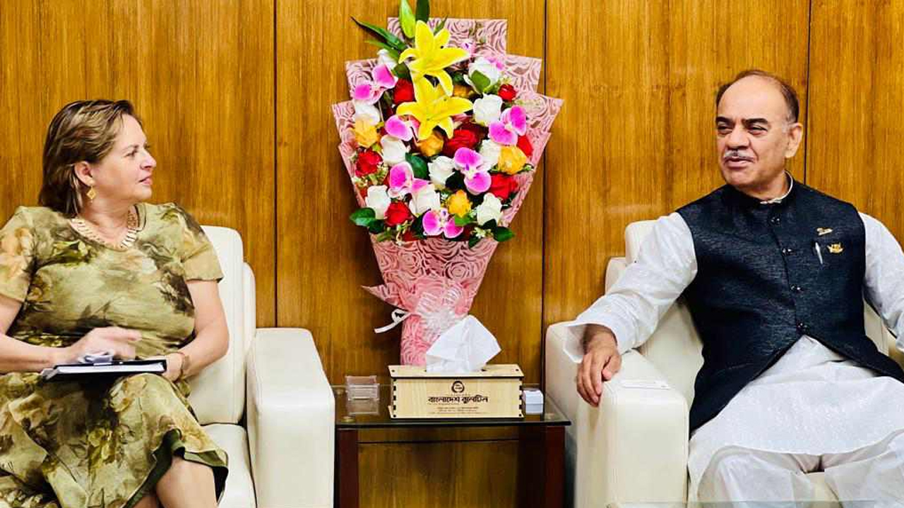 বিমানের কাছে উড়োজাহাজ বিক্রি করতে চায় কানাডা