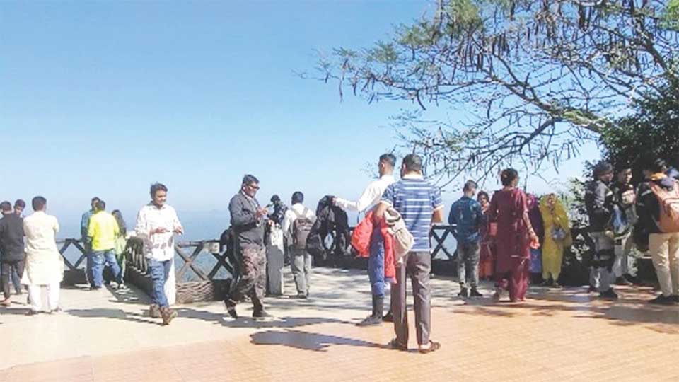 টানা ছুটিতে কক্সবাজারসহ পার্বত্য অঞ্চলে পর্যটকের ঢল