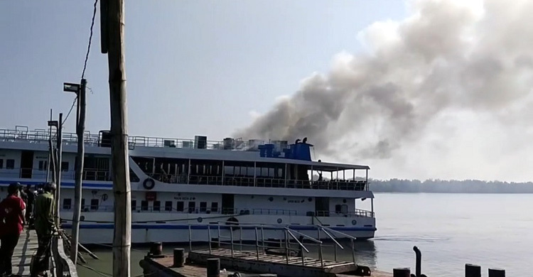 টেকনাফে পর্যটকবাহী জাহাজে আগুন
