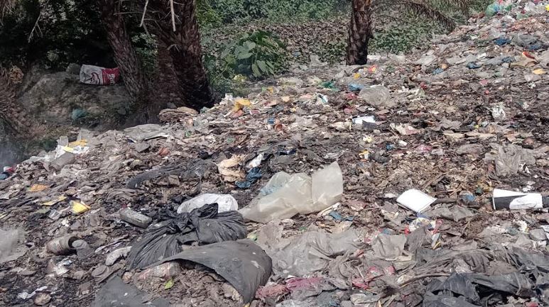 পর্যটকদের যাতায়াতের পথটি যেন ময়লার ভাগাড়
